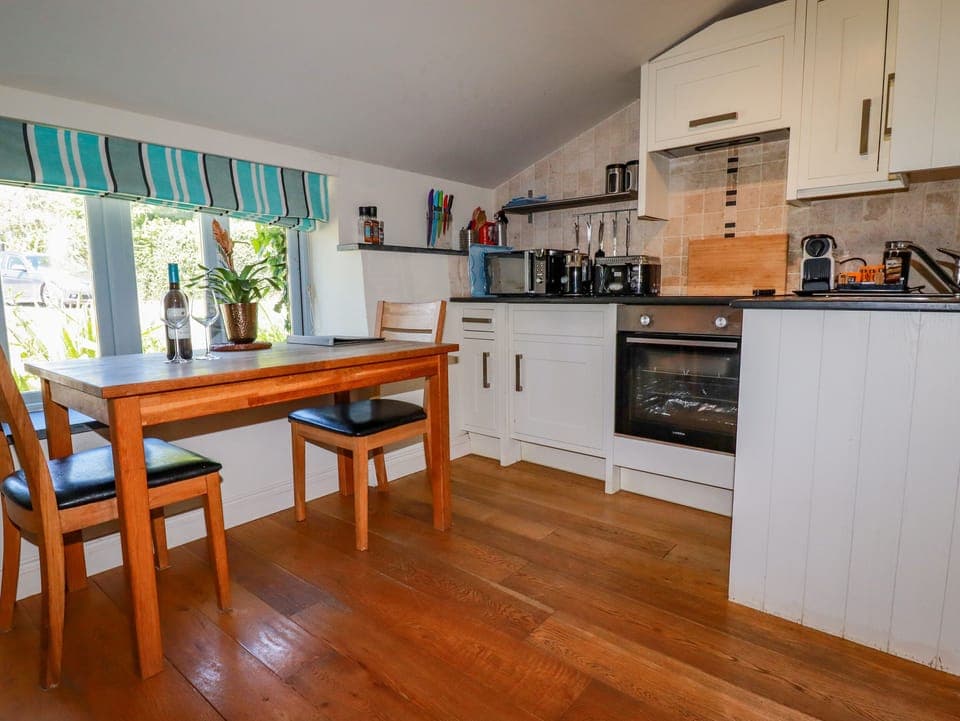Cottage | Private kitchen | Fridge, electric kettle, toaster, cookware/dishes/utensils