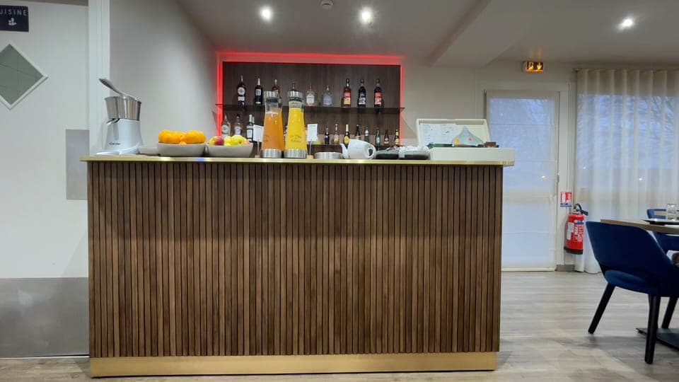 Breakfast, lunch, dinner served; French cuisine 