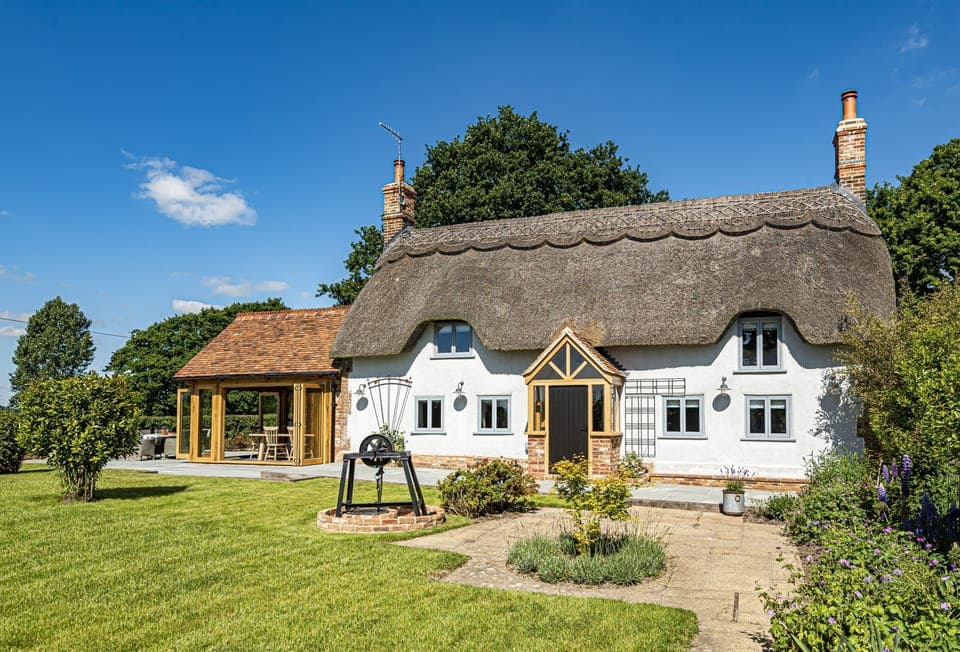 Hilltop Cottage, Wimborne: A stunning thatched cottage