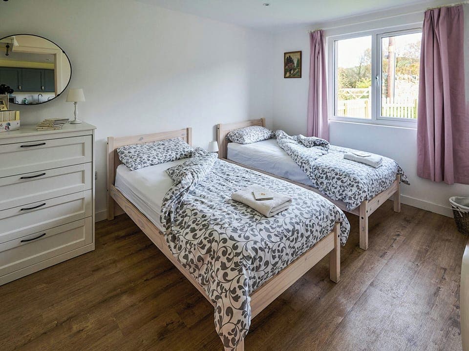 Twin bedroom | Beuno - Bach Wen Cottages, Clynnog Fawr
