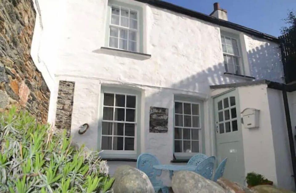 Sunny Corner is situated the heart of atmospheric Port Isaac, just minutes from the harbour