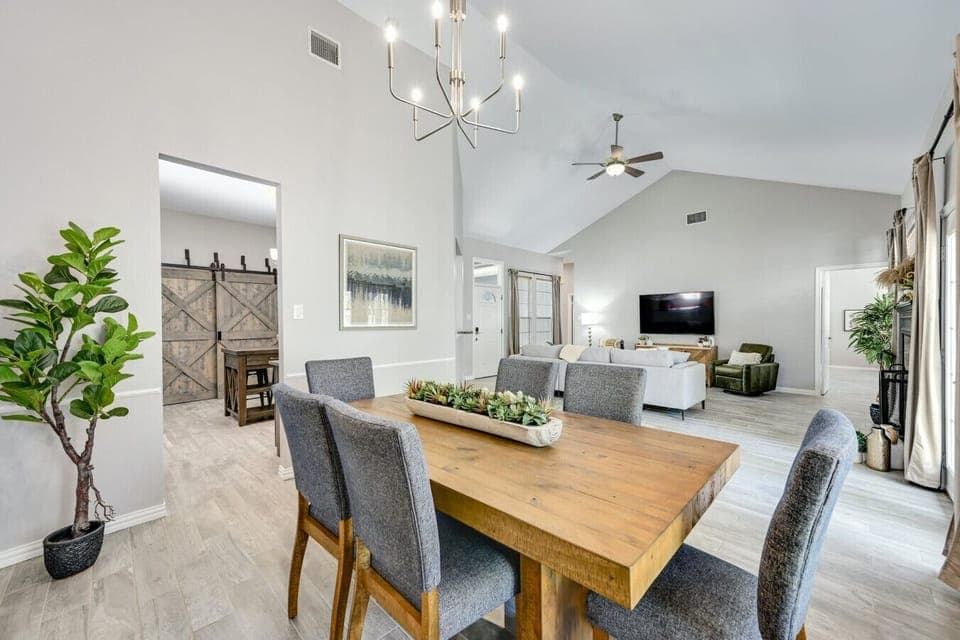 Dining room at Silverwood opens to the living area with smart TV and fireplace—easy flow for families and small groups.