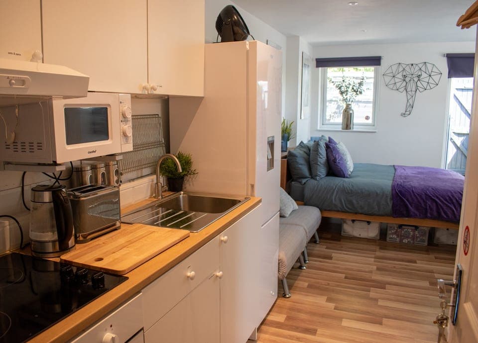 Luxury Apartment, Ensuite (Family Friendly) | Shared kitchen