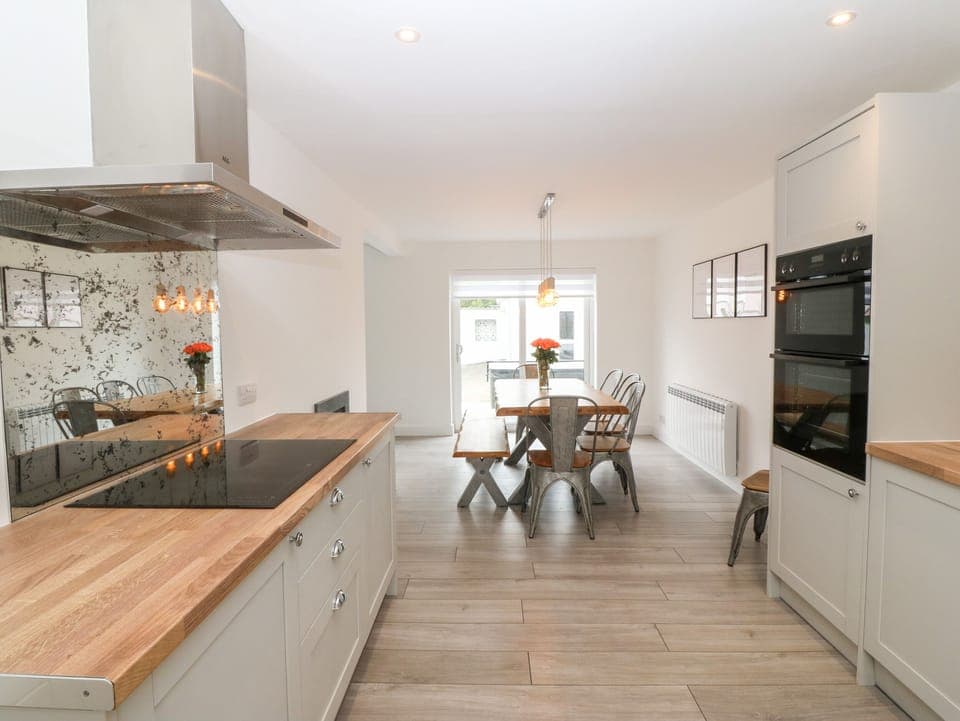 Cottage | Private kitchen | Fridge, dishwasher, electric kettle, toaster