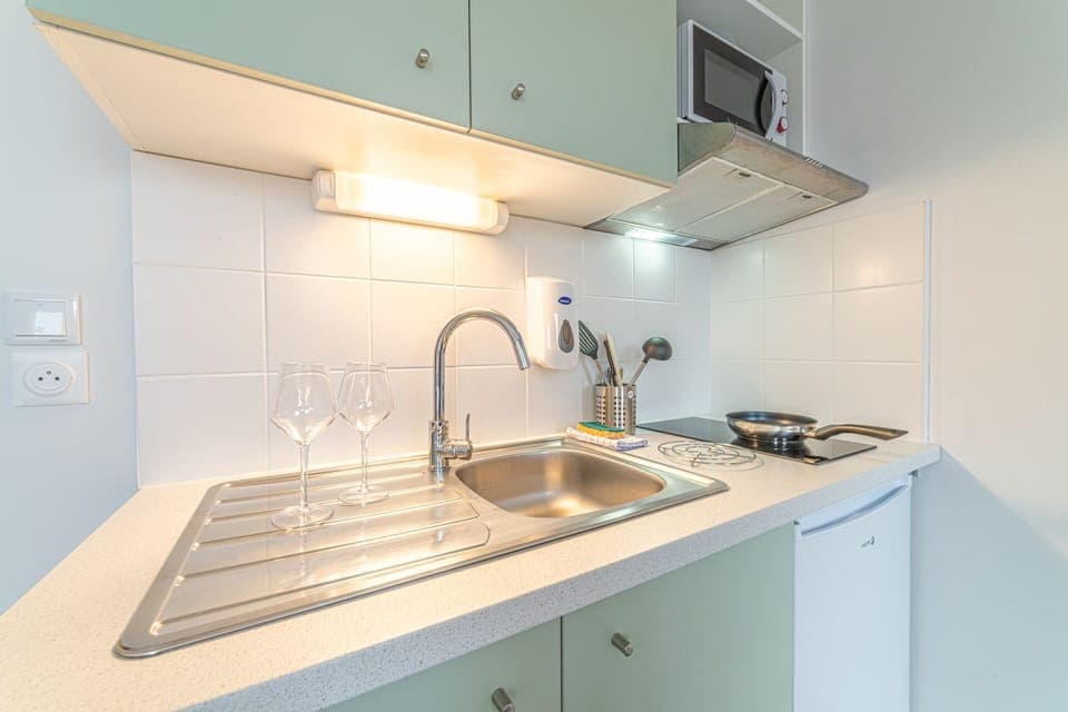 Fridge, microwave, stovetop, cookware/dishes/utensils