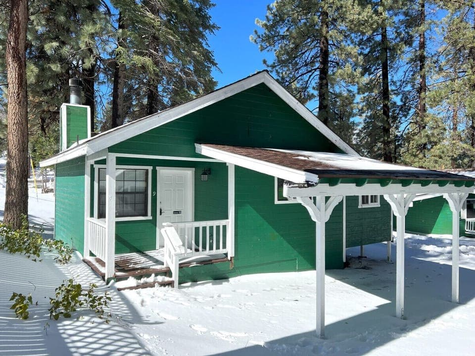 Cute Cozy Cabin Near All Attraction on Big Bear Blvd