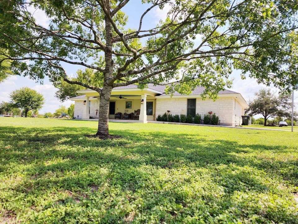 PALMER HOUSE - Sleeps up to 14
4 bed/3 bath - Jacuzzi spa - Pool Table - Swings 