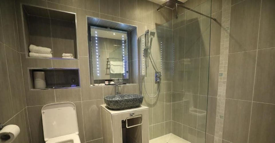 Luxury Room, 1 King Bed | Bathroom | Shower, rainfall showerhead, free toiletries, hair dryer