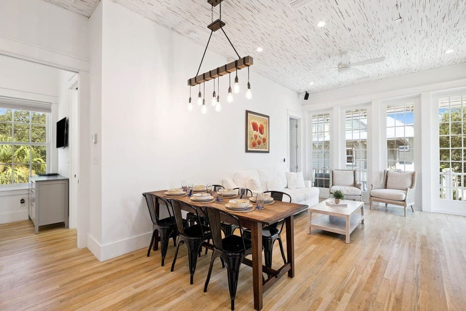 Dining Area with Seating for 6!