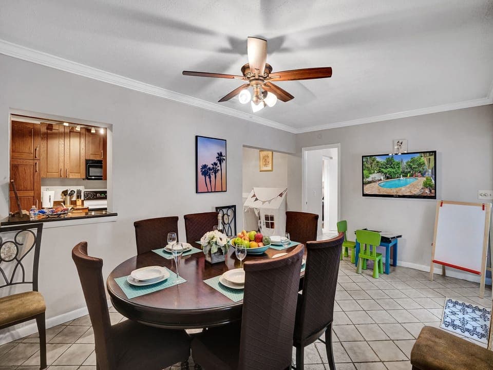 Plenty of seating available to enjoy your meals with all your friends & family!