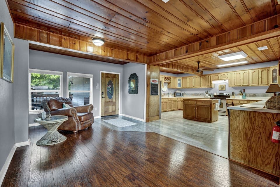 Foyer welcomed you to a spacious open floor plan!