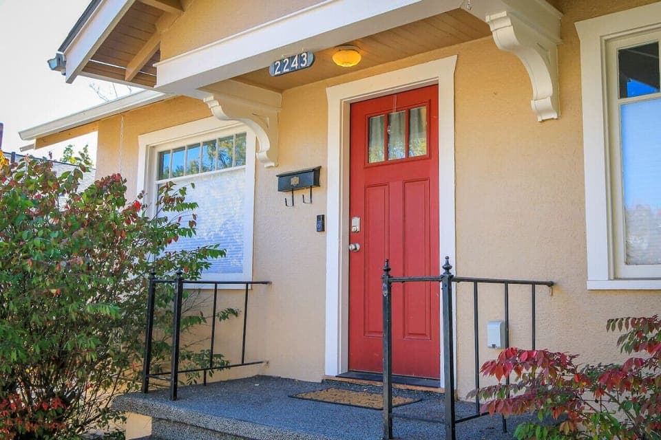 Adorable curb appeal!