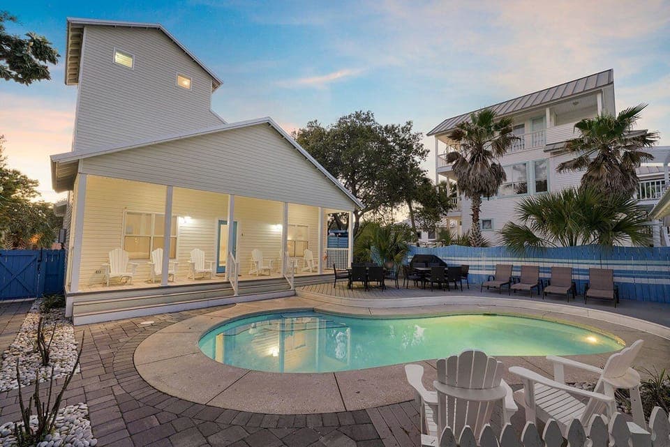 Flirty Flamingo - Crystal Beach - Back Exterior & Private Pool