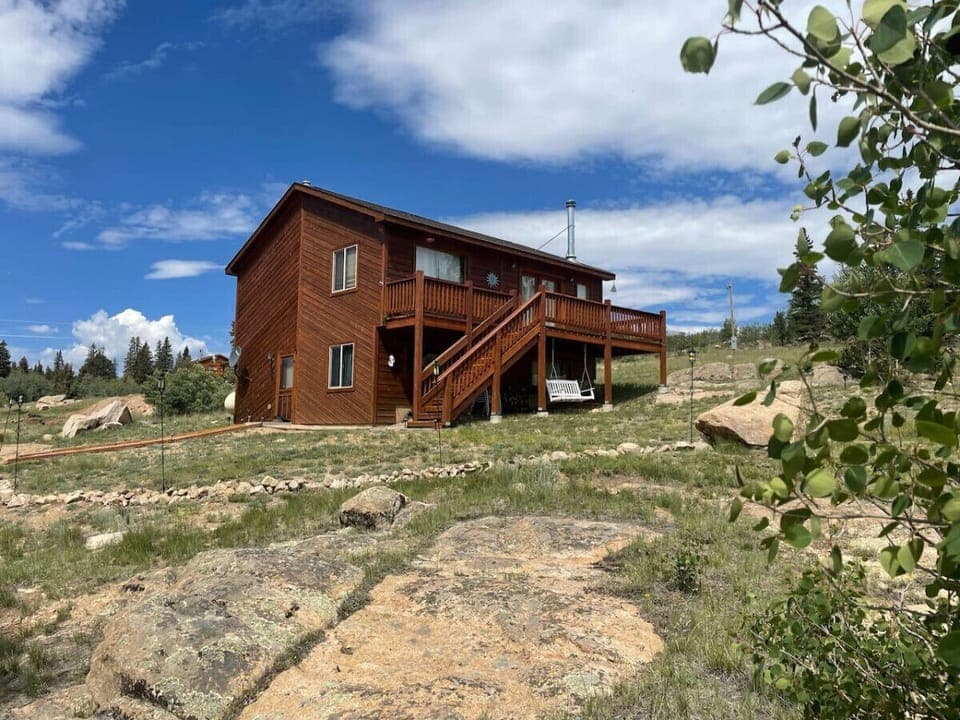 Large mountain cabin with a view