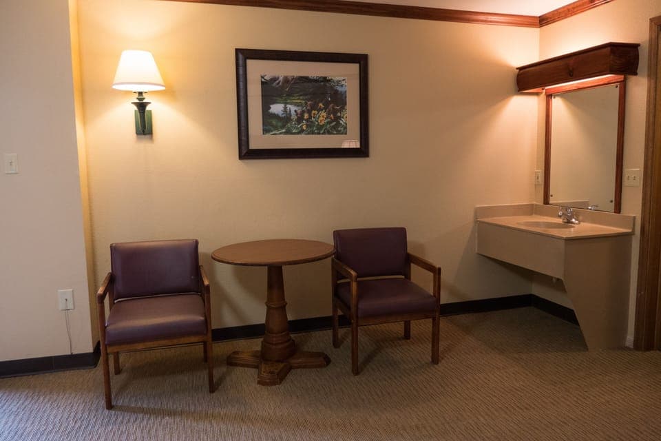 1 Queen Bed - Poolside | Living area | TV