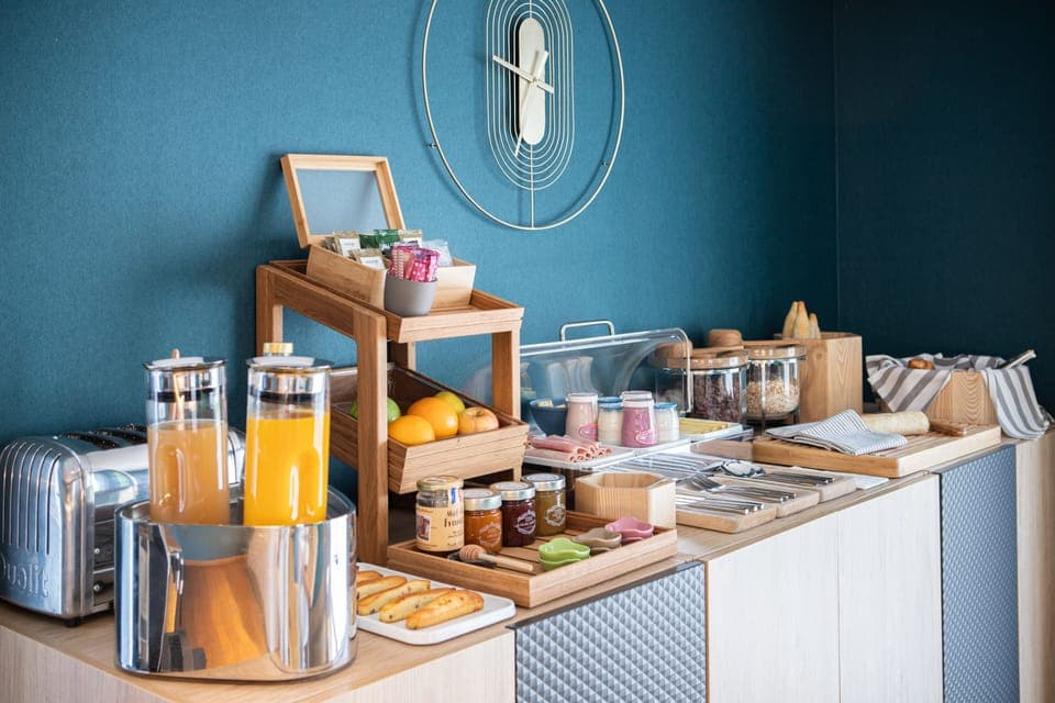 Daily continental breakfast (EUR 12 per person)