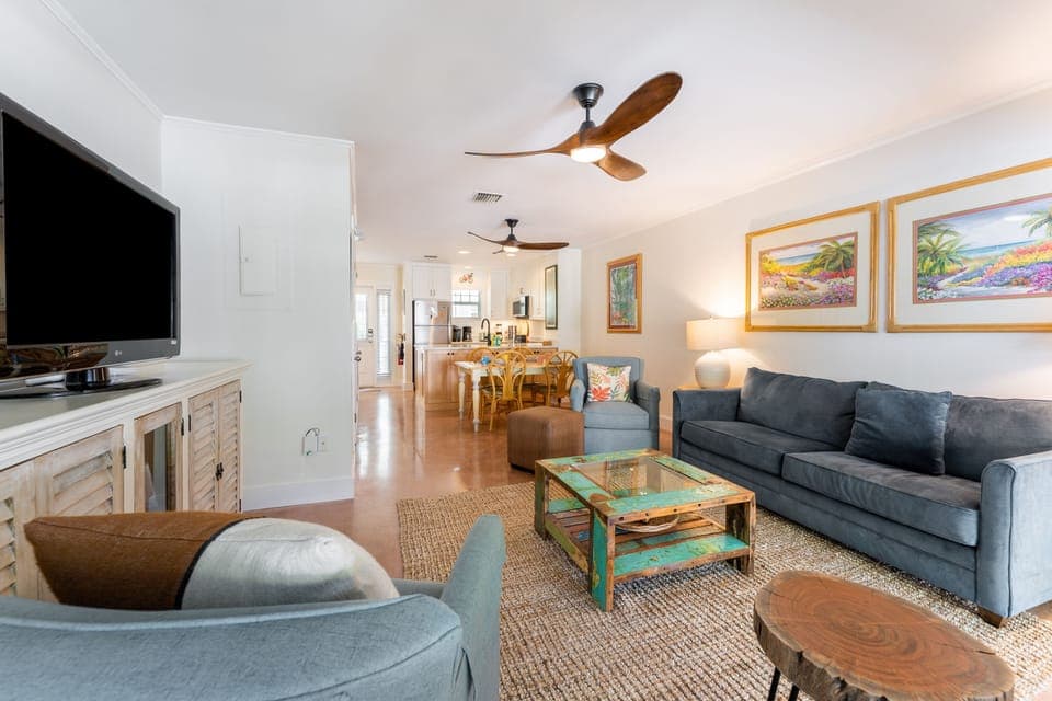Open layout makes it easy to connect throughout the common area.
