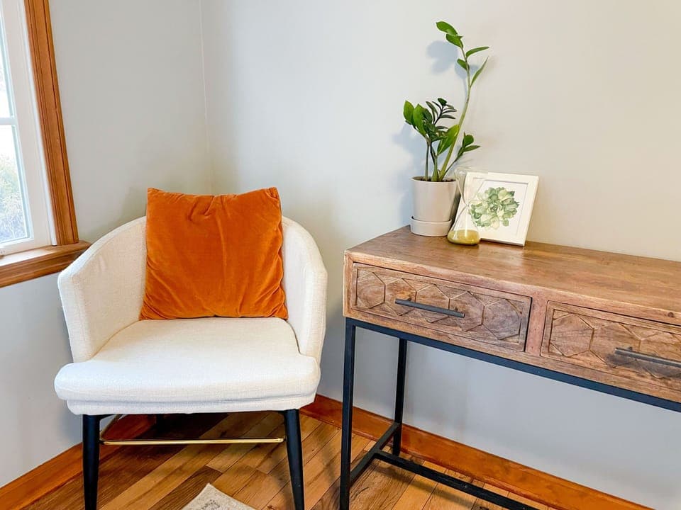 Desk and chair in second bedroom