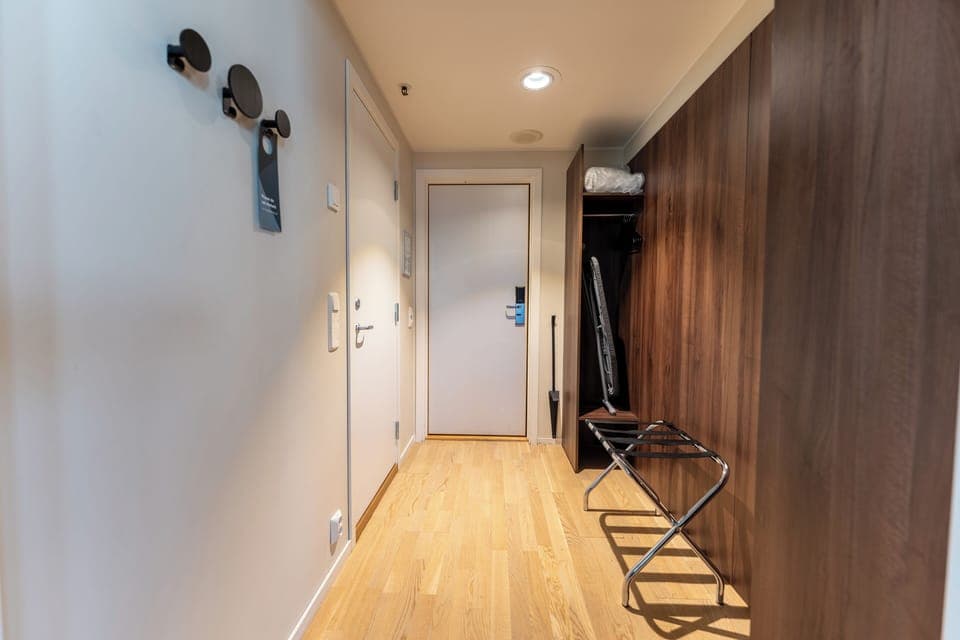 Superior Double Room, Non Smoking | Wardrobe