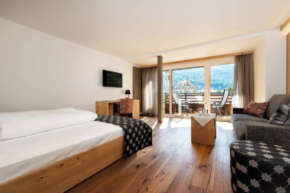 Suite | Hypo-allergenic bedding, down comforters, in-room safe, desk