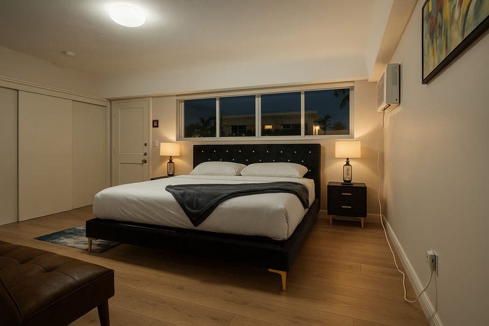 Deluxe Studio, 1 King Bed | Individually decorated, desk, laptop workspace, free WiFi