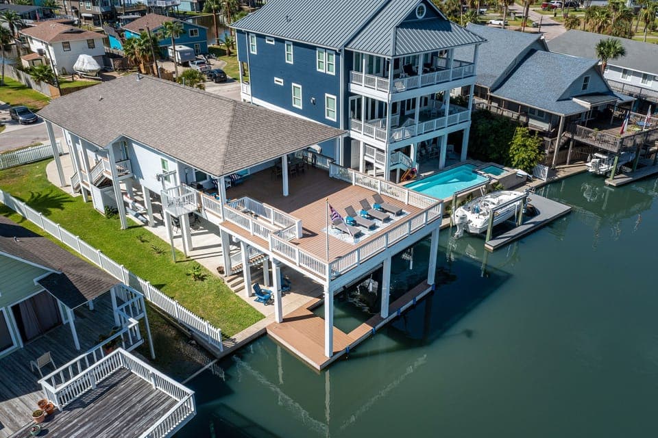 Sprawling Canal-front home. Amazing views and amenities. Kayaks provided! 