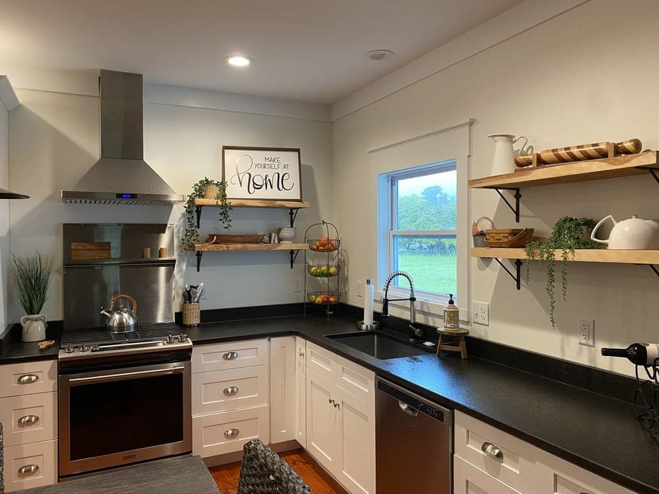 Fully stocked kitchen w/gas stove. 