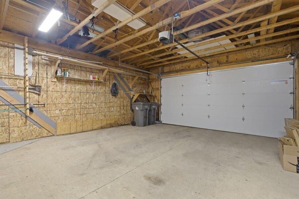 Garage | Parks two vehicles