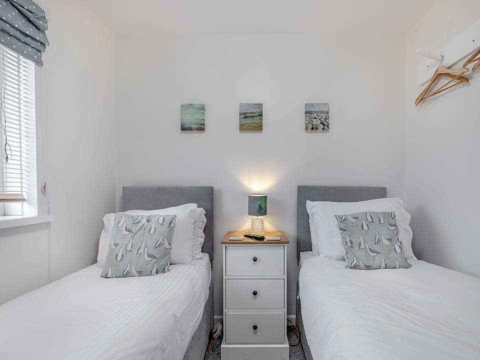 Twin bedroom | Arthurs Den, Brixham
