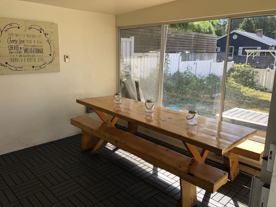 Sun room with large table