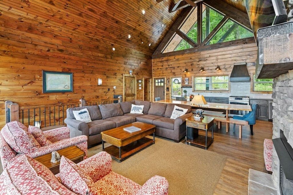 Spacious living room for evening entertainment or relaxation!
