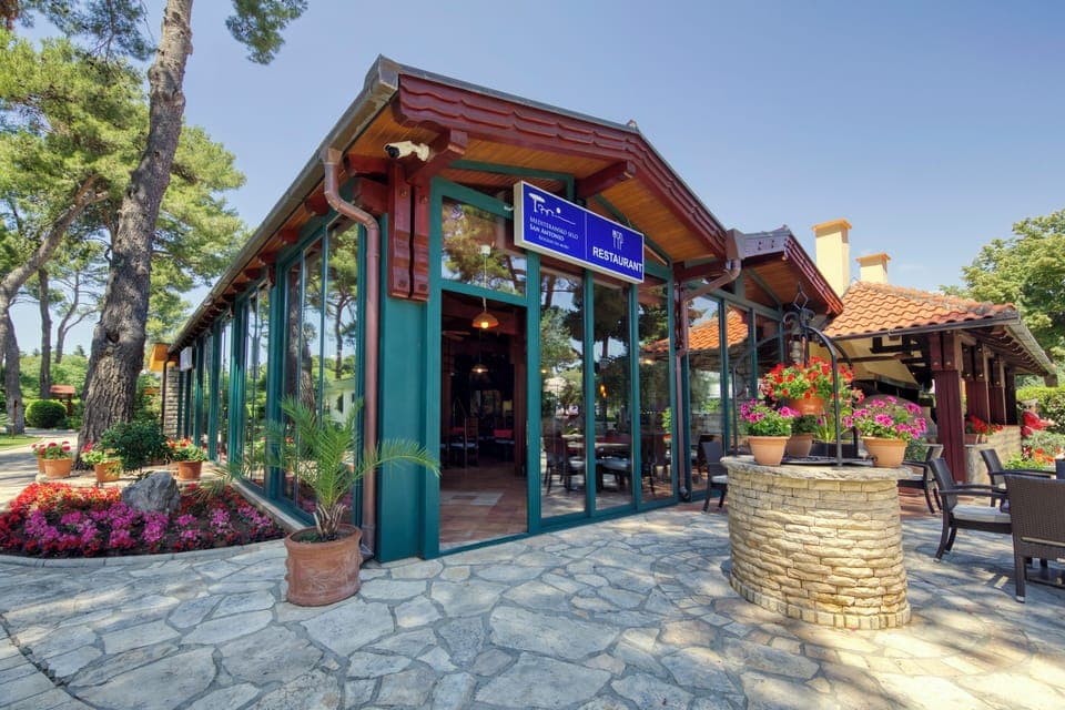 Mediterranean cuisine, alfresco dining 