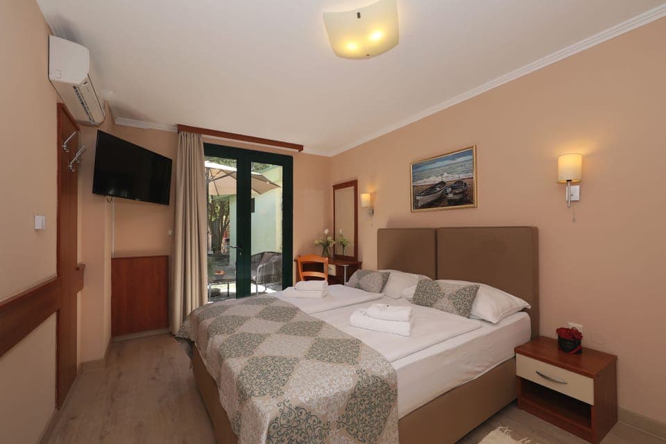 Desk, cribs/infant beds, free WiFi, bed sheets