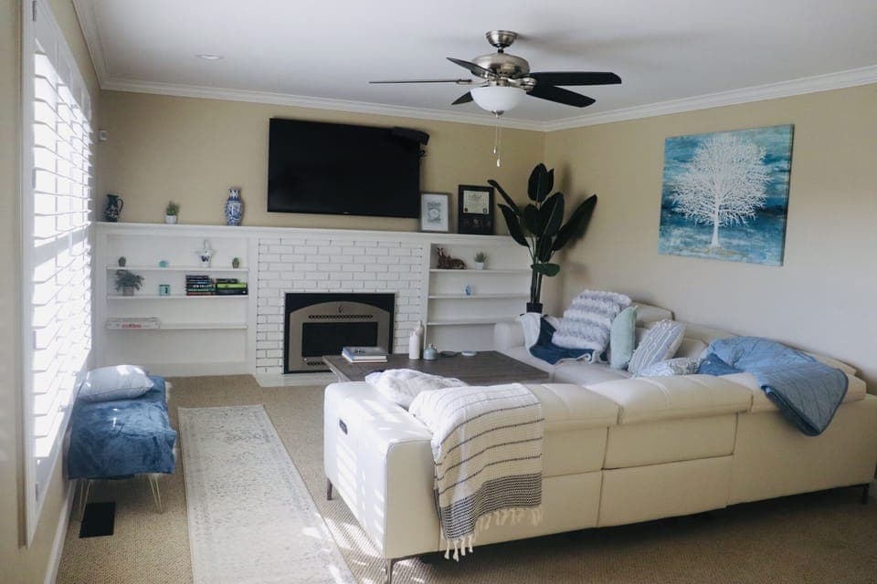 Living Room / Lounge