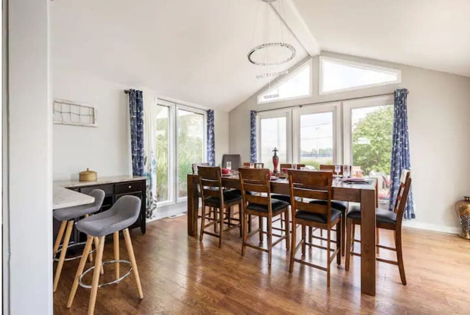 Sits up to 8 persons and extra bar tools for others