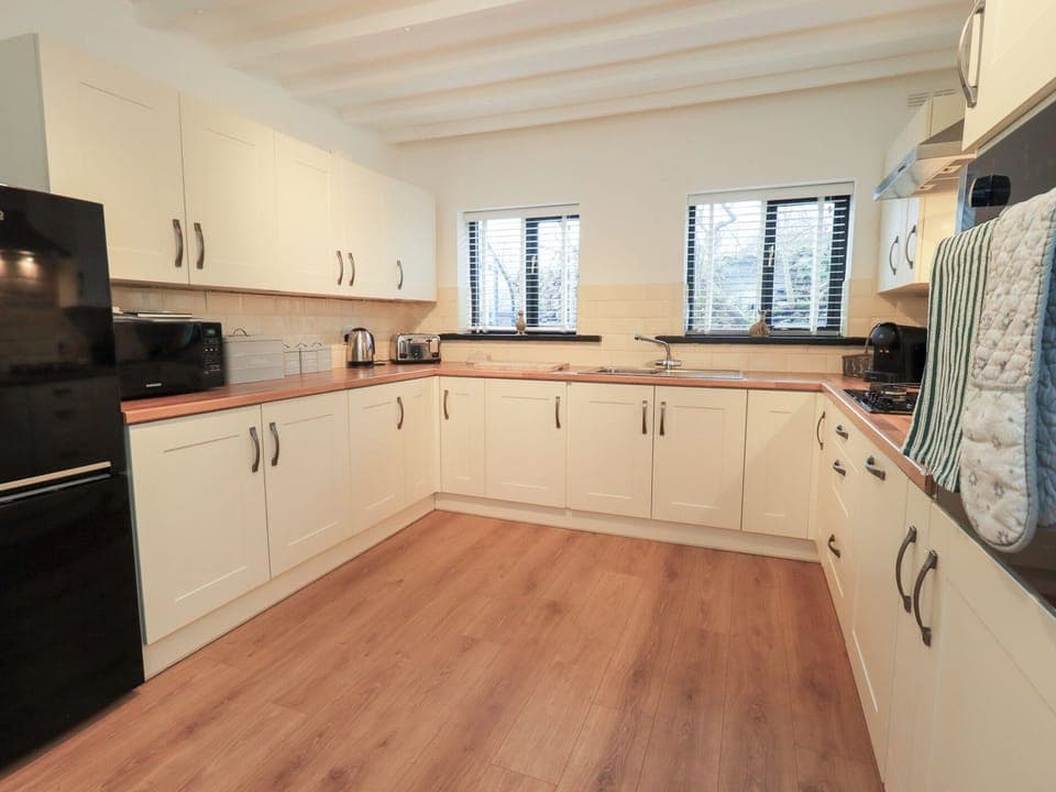 Cottage | Private kitchen | Fridge, dishwasher, electric kettle, toaster