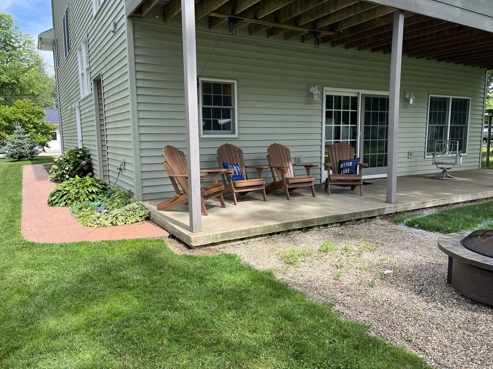 Outdoor covered seating with firepit