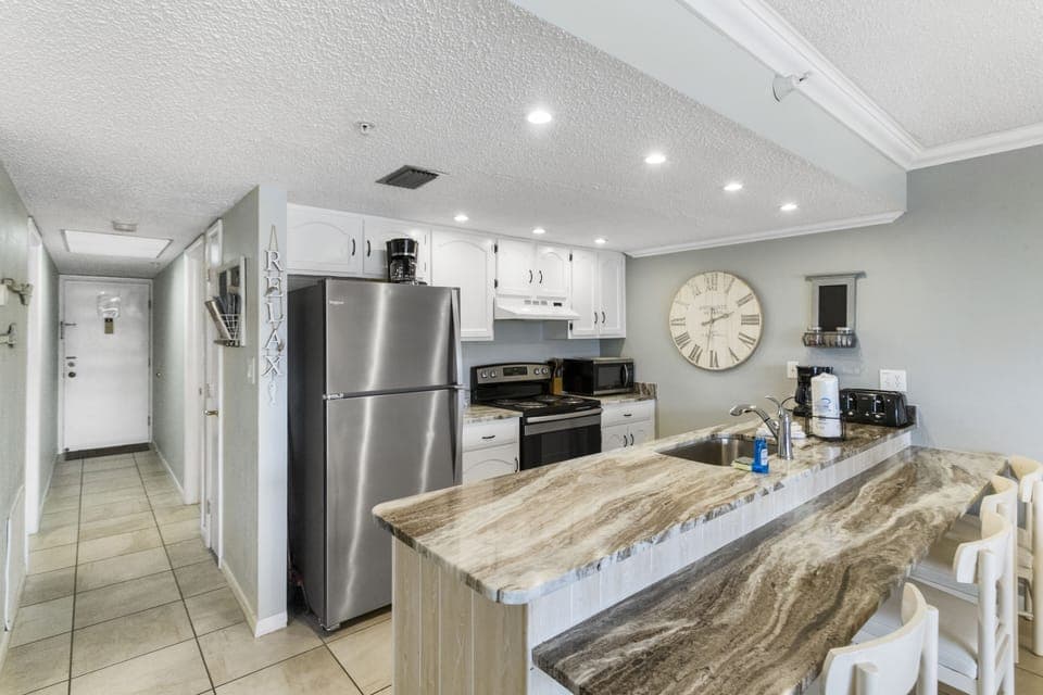 Bright, fully equipped kitchen