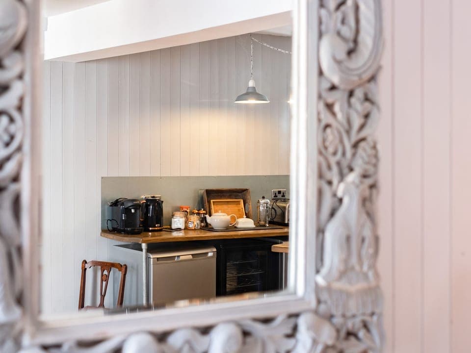 Cottage | Private kitchen | Fridge, electric kettle, toaster, cookware/dishes/utensils