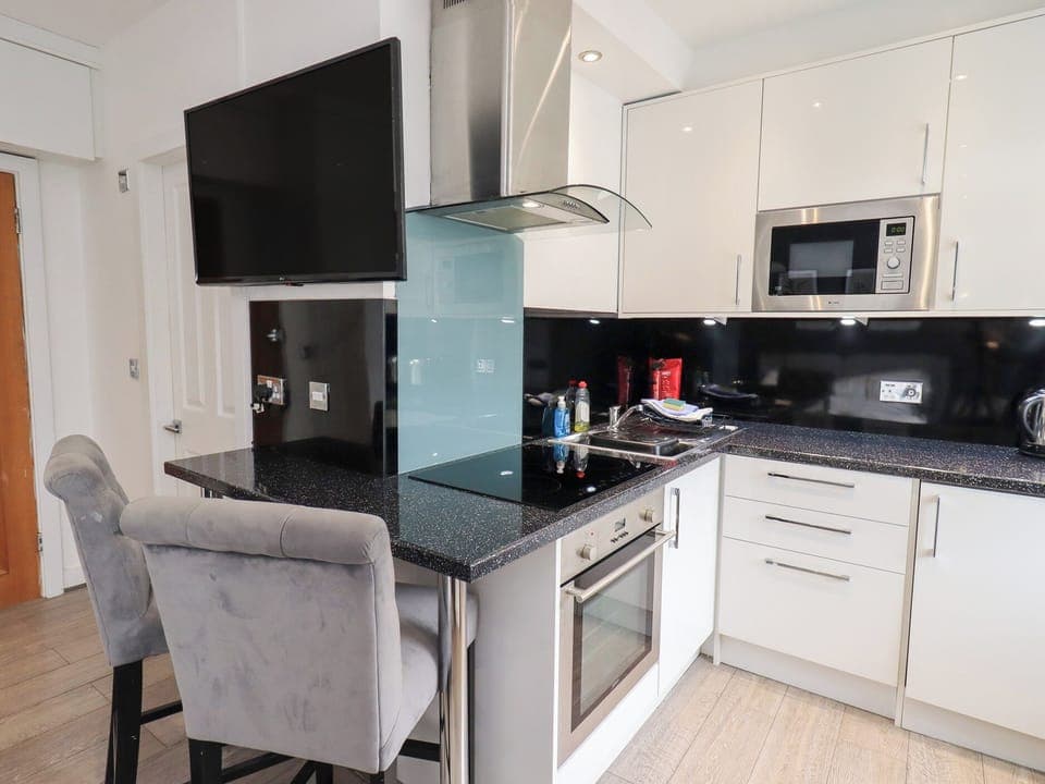 Cottage | Private kitchen | Fridge, electric kettle, toaster, cookware/dishes/utensils