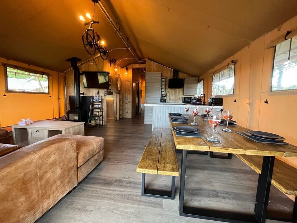 Luxury Tent, Hot Tub, Garden View | Interior