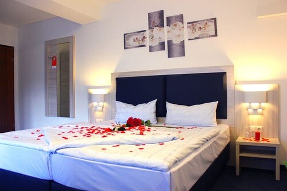 Double Room, Balcony | Down comforters, individually furnished, desk, iron/ironing board