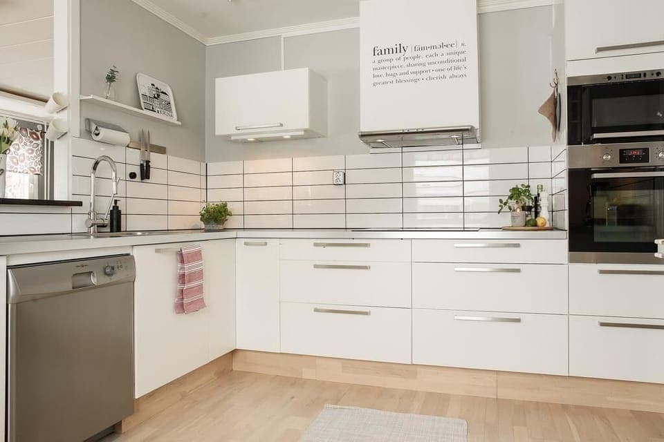 Full-size fridge, microwave, oven, stovetop