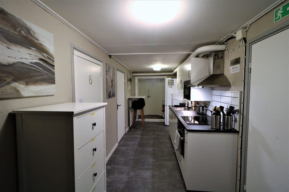Full-size fridge, microwave, oven, stovetop