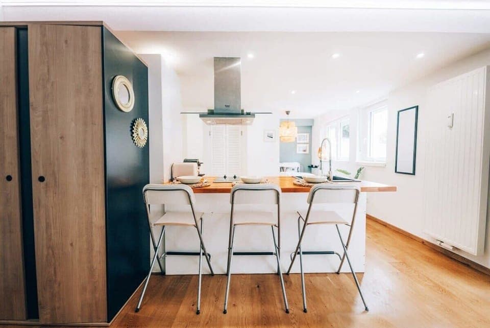 Spacious and inviting dining area with a large table, ideal for enjoying meals with family and friends in a comfortable setting.