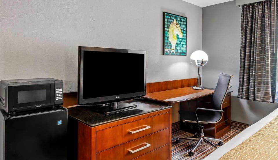 Standard Room, 1 King Bed | In-room safe, desk, laptop workspace, blackout drapes