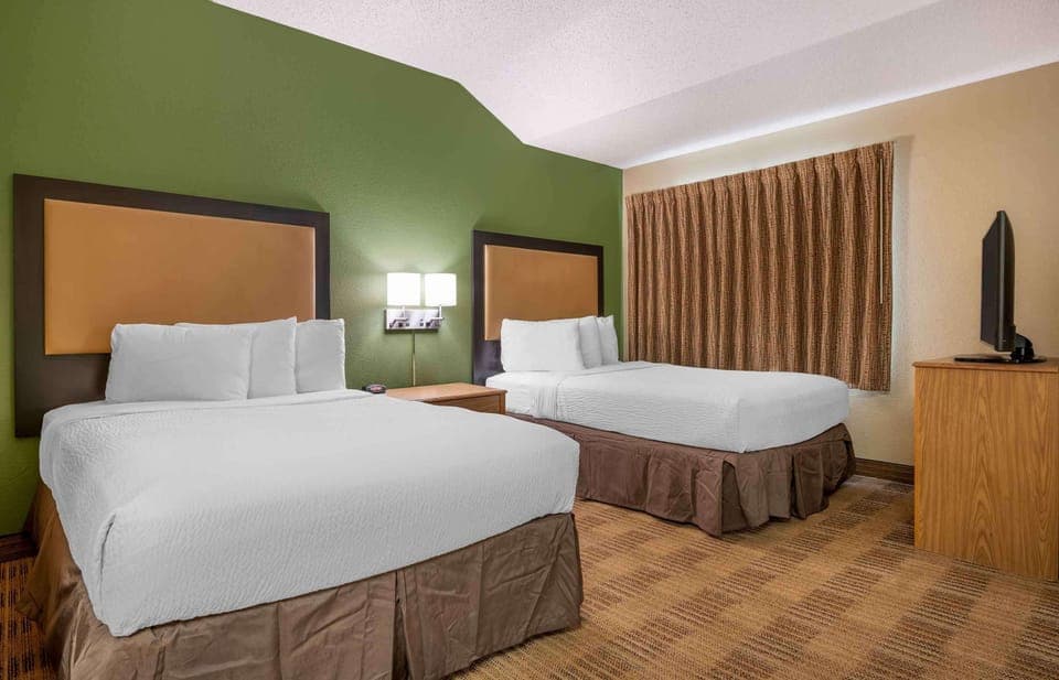 Deluxe Studio, Multiple Beds, Non Smoking | Desk, iron/ironing board, free WiFi