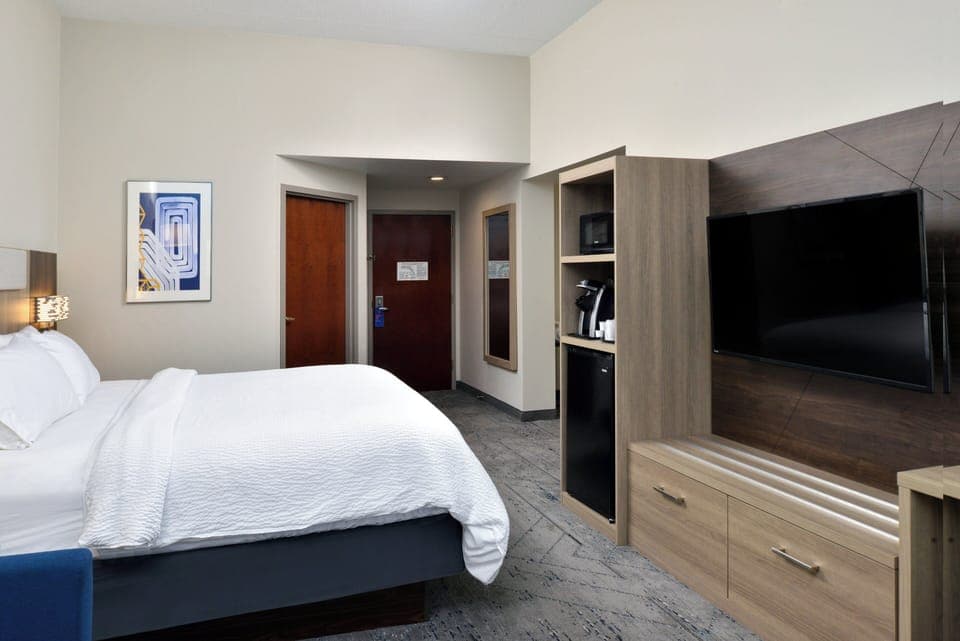Suite, 1 King Bed, Jetted Tub | Premium bedding, in-room safe, desk, iron/ironing board