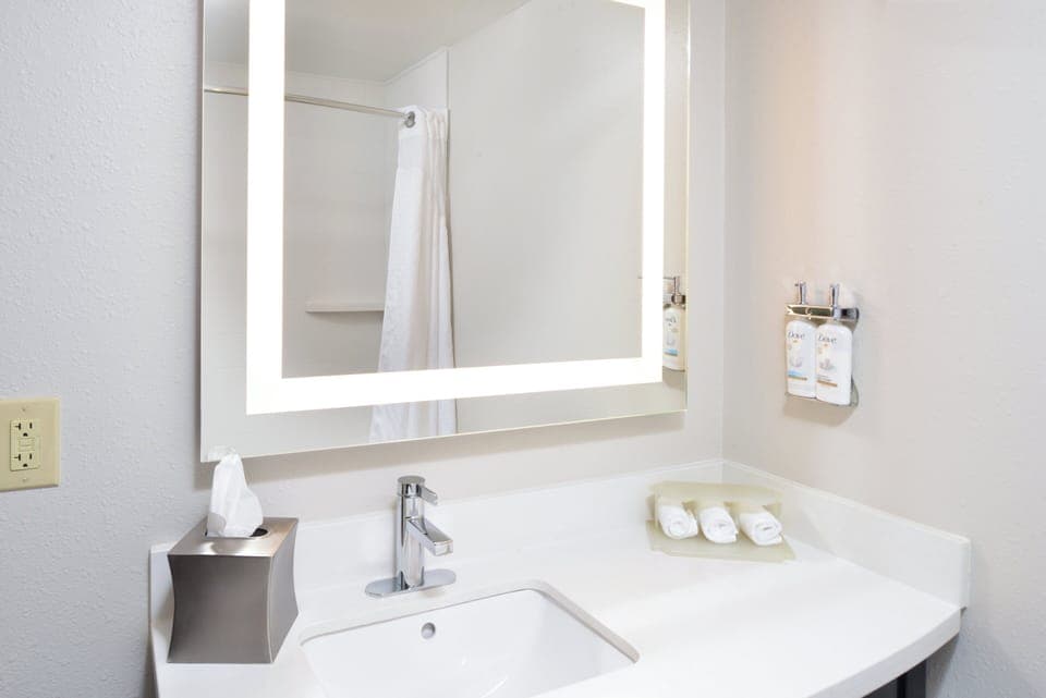 Combined shower/tub, free toiletries, hair dryer, towels