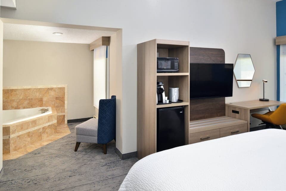 Suite, 1 King Bed, Jetted Tub | Premium bedding, in-room safe, desk, iron/ironing board